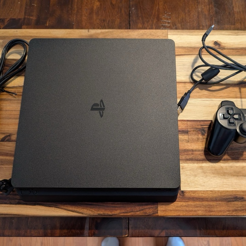 The Sony PlayStation 4 Slim
(CUH-2215B) & DualShock 4 Controller